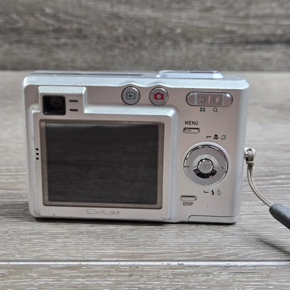 Casio Exilim EX-Z50 5.0MP Digital Camera Silver Bundle Kastar Battery Tested